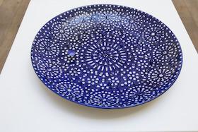 Guy Limone, Petite Foule Bleu-violet dans un plat de la même couleur, 2015